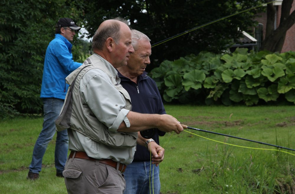 Uitleg over verschillende vistechnieken met de vliegenhengel bij een cursus van de Fly Fishing Academy.