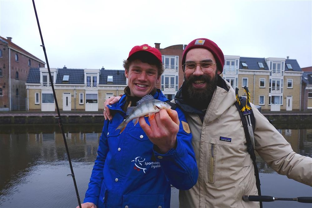 Presentatoren Tamme Smit (l) en Jan-Willem Wijers (r) gaan in de eerste aflevering roofvissen in Sneek.