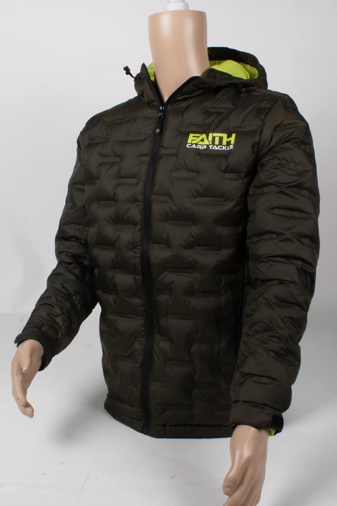 De jas beschikt over een polyester vulling en een buitenlaag die bewerkt is met een waterafstotende coating.