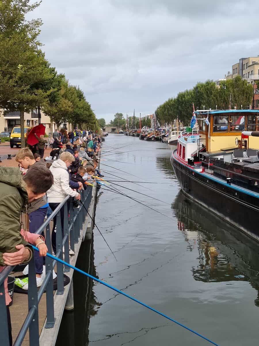Wind en regen trotserend om deel te kunnen nemen aan de jeugdviswedstrijd van Hengelsport Ons Stekkie uit Katwijk aan Zee...