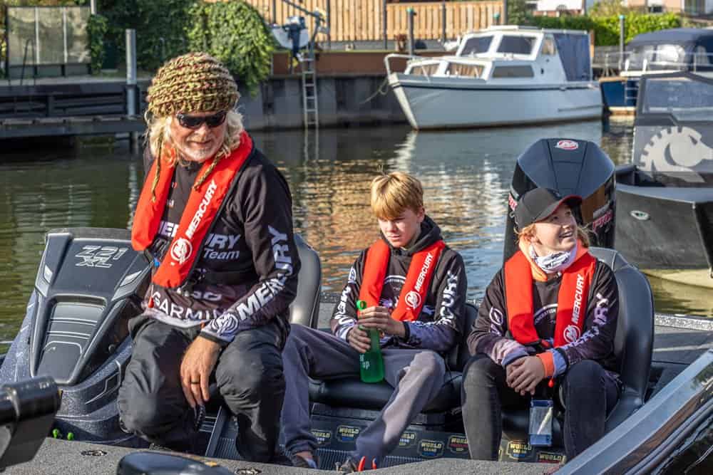 Verdeeld in teams van twee gingen ze aan boord van de boten van de Mercury ProStaffers Willem Stolk, Hans Roose, Roy van Woesik, Stephane Poincot en Gea de Ruijter!