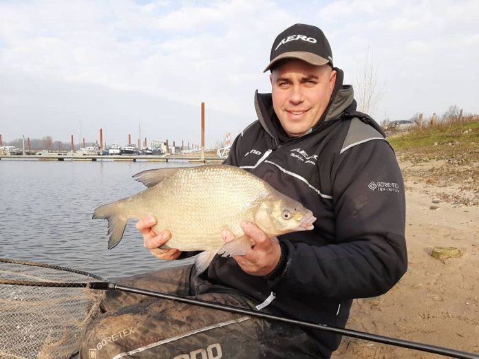 Martijn Kroes weet dat je op de plassen langs de grote rivieren prima kunt vissen.