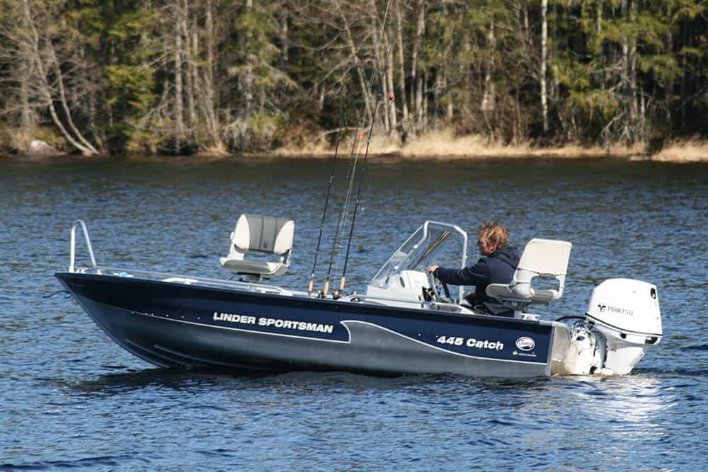 De Linder Sportsman 445 Catch, die beschikbaar is voor de gasten, is een pure sportvisboot die uitstekend geschikt is voor het zo populaire vissen op snoekbaars, snoek en baars.