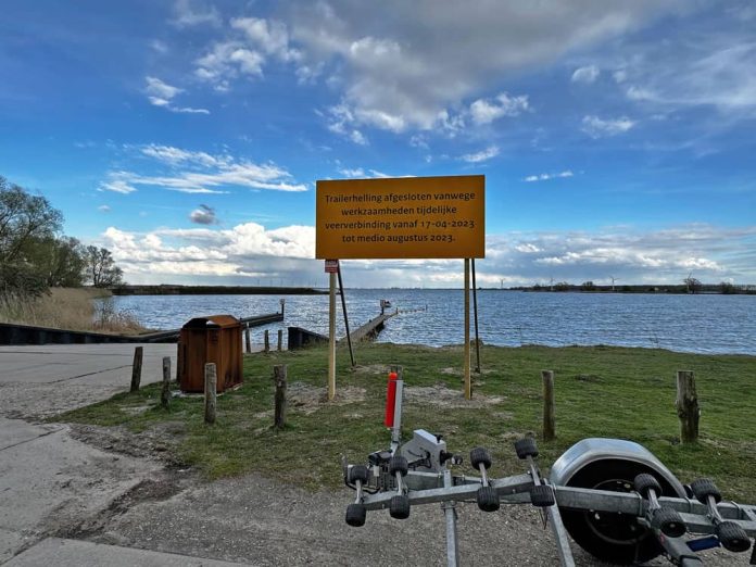 Voor de werkzaamheden en het aanmeren van de pont zijn vanaf 13 april tot medio augustus 2023 op beide locaties de trailerhellingen afgesloten.