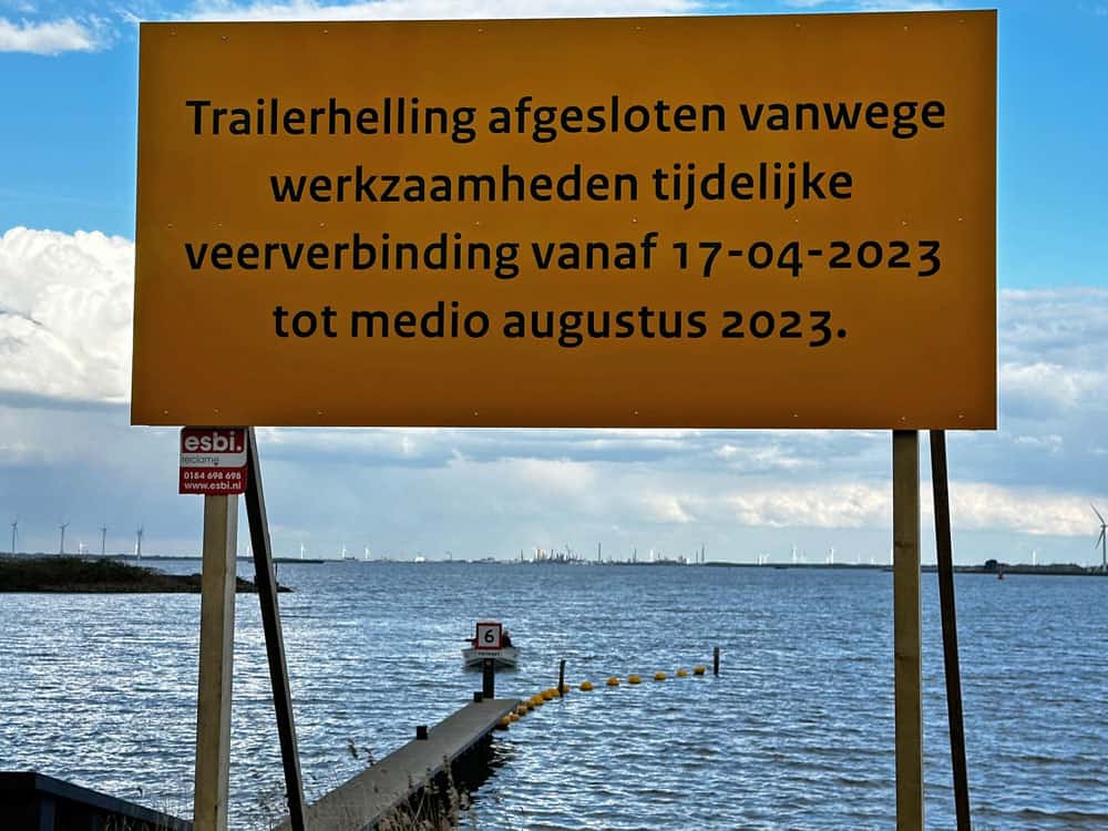 Voor de werkzaamheden en het aanmeren van de pont zijn vanaf 13 april tot medio augustus 2023 op beide locaties de trailerhellingen afgesloten.