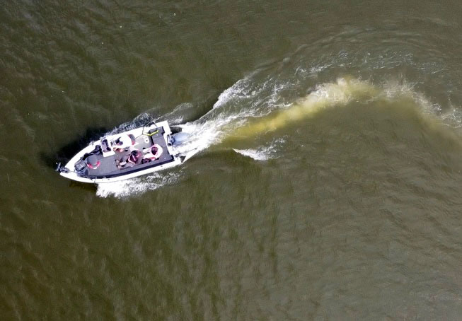 Je gebruikt de powertrim continu onder het snel varen. Zo houd je alles onder controle op snelheid.