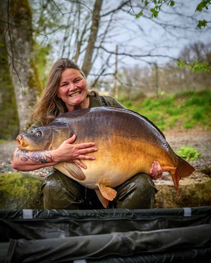 De massieve'Uncas' is gevangen door The Carp Specialist collega Bianca op 36,75 kg!