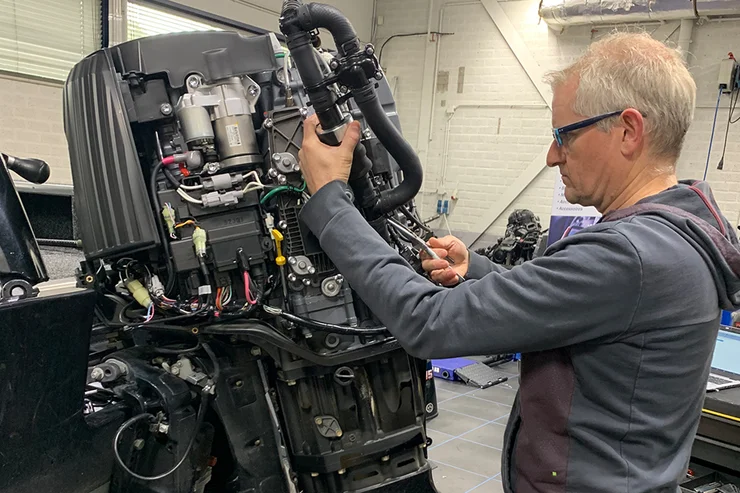 Lees in ieder geval altijd de gebruikershandleiding oftewel het instructieboekje van je Suzuki buitenboordmotor voordat je iets wilt gaan doen.