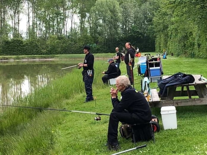 De vijver is ca. een hectare groot en tot ongeveer acht meter diep, deze is gesitueerd in een 26 hectare groot bos met de camping en een theetuin.