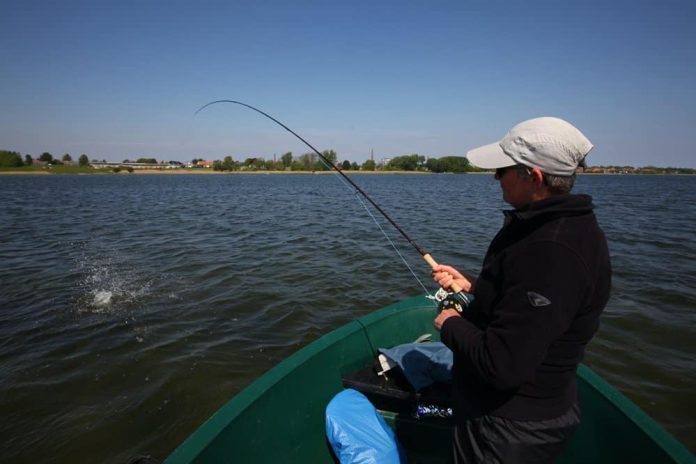 Denemarken is rijk aan goede mogelijkheden om te vissen en bijna overal in het land zie je mensen hun hengels uitwerpen, volgens de Fish & Travel website.