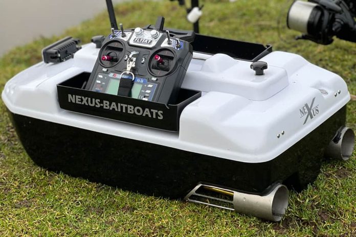 De aandrijving van de Nexus Baitboat geschiedt met twee motoren, deze zijn nog stiller door de met een waterkering gelagerde rvs schroef/aandrijfas met flexibele koppeling.