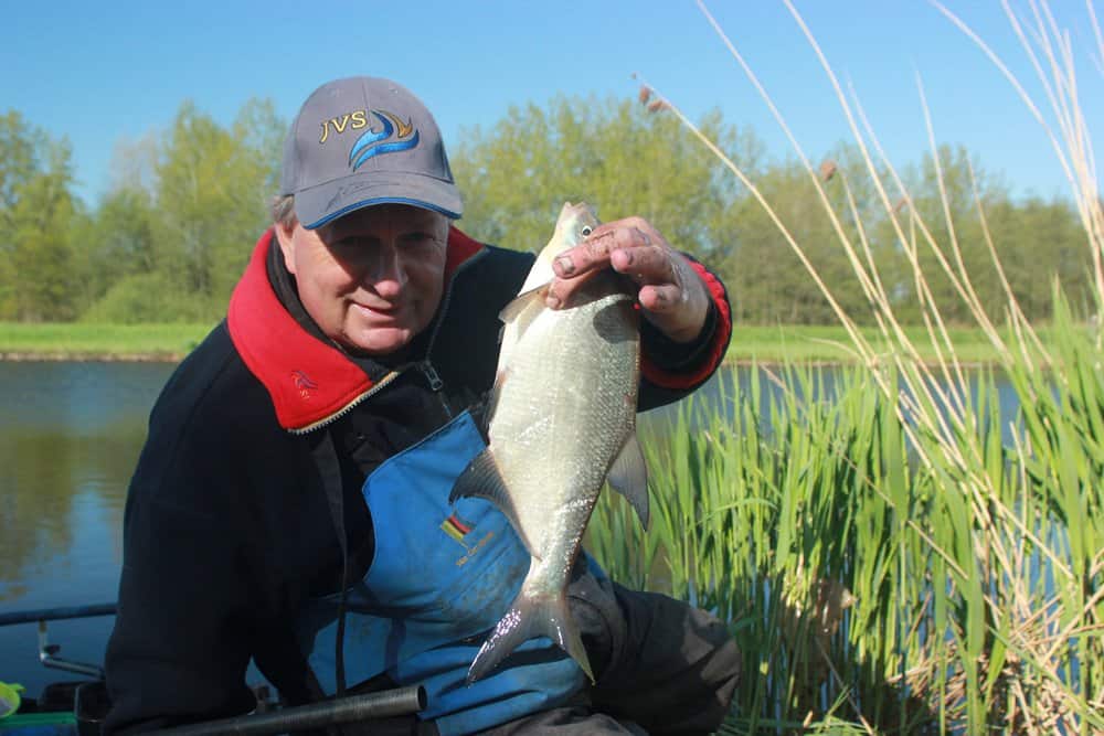 Op rivieren en plassen is feedervissen vaak de effectiefste methode.