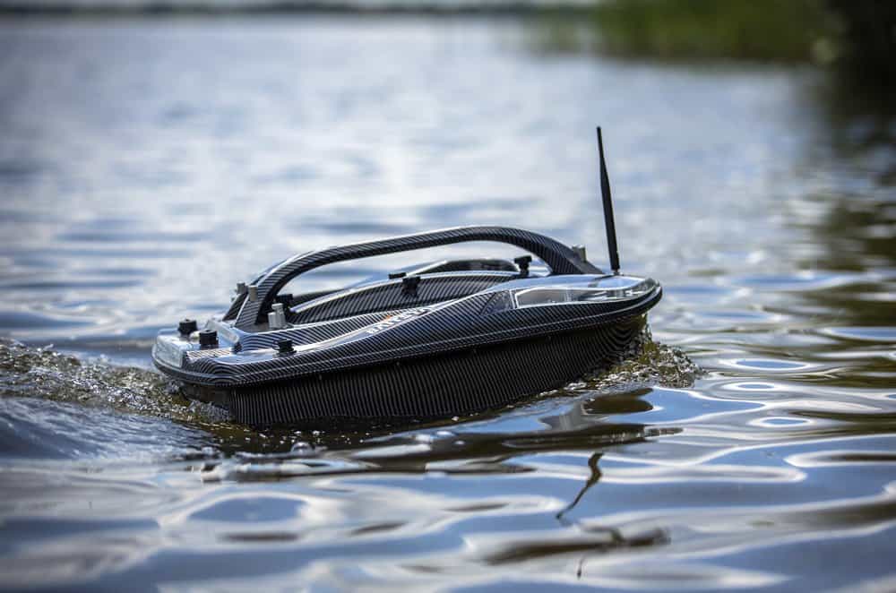 De bediening van alle functies wordt volledig geregeld van de handzender met kleuren LCD scherm, zowel dieptemeter (geldt niet voor Raymarine DF5 Pro), gps/autopilot, RVS voerbakken, als hookrelease zijn simpel en probleemloos te bedienen.