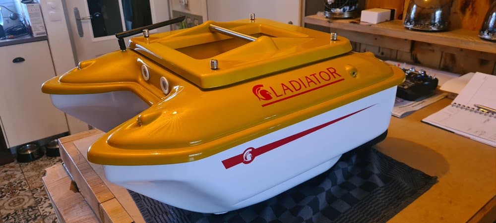 De Gladiator XL voerboot heeft gelijk met de Compact ook de nieuwe schakeling gekregen.