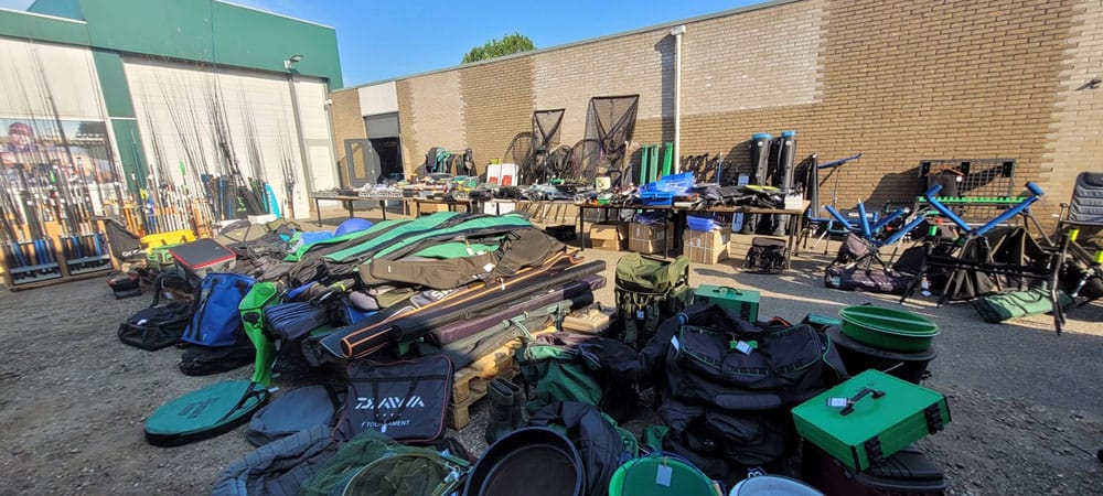 Met daarbij het overjarige materiaal uit de winkel stond de parkeerplaats weer helemaal vol.