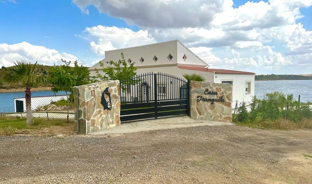 Via een echte Spaanse zandweg bereik je een mooi huis aan de oever van het enorme stuwmeer Orellana in de provincie Extremadura. Het huis is geschikt is voor acht personen.