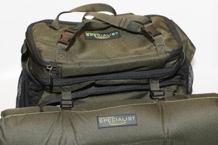 De Drennan Specialist Compact 20L Roving Bag uit het assortiment van Hengelsportzaak van de Ven is ontworpen met de gespecialiseerde sportvisser in gedachten en is perfect voor een verscheidenheid aan hengelsportsituaties. De Specialist Compact Unhooking Mat, die er aan bevestigd kan worden, is licht van gewicht en compact.