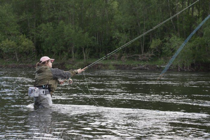 Jaarlijks worden de circa 450 Noorse zalmrivieren bezocht door zo’n 100.000 sportvissers die hopen hier zalm te vangen, volgens de Fish & Travel website.