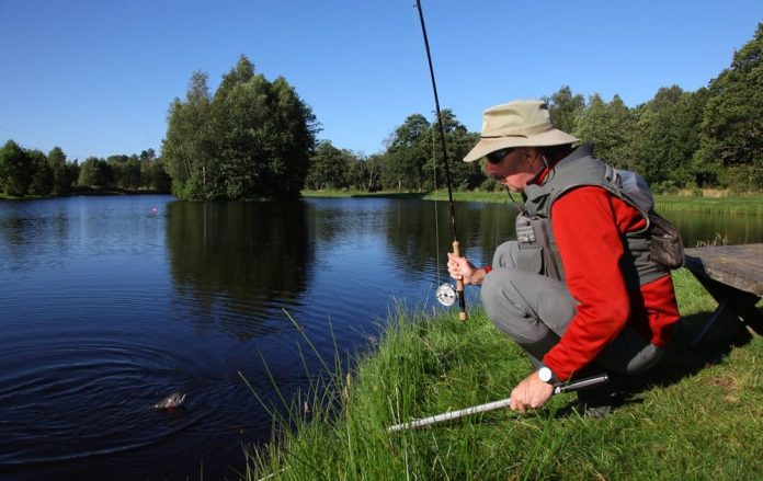 Ga vliegvissen in Zweden in de 100.000 meren, de wilde waterwegen of langs de kust, het wordt de reis van je leven, volgens de Fish & Travel website.