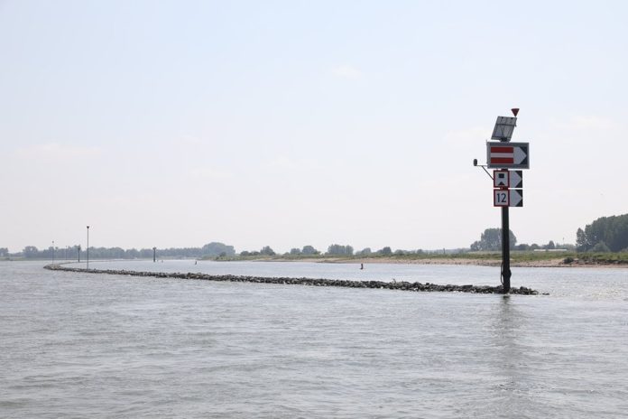 Dankzij de neerslag van afgelopen week verbeterde de waterbeschikbaarheid in Nederland iets. De aanvoer van de Rijn neemt toe en de toplaag van de bodem is op veel plaatsen natter.