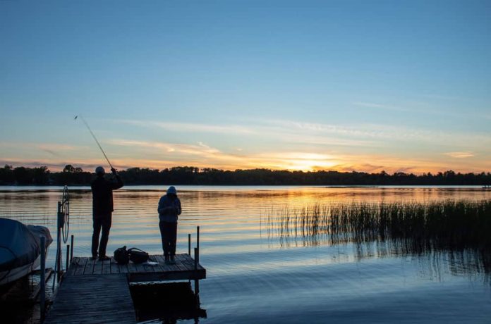 De Amerikaanse staat Minnesota biedt niet alleen een prachtige natuur en grote bruisende steden, maar ook een uitstekende kans voor families om samen te genieten van een klassieke buitenactiviteit: vissen.