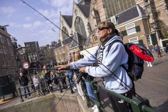 Hoewel een eerder voorstel van de Partij voor de Dieren om de sportvisserij in Amsterdam te verbieden het niet haalde, blijft deze partij het proberen.