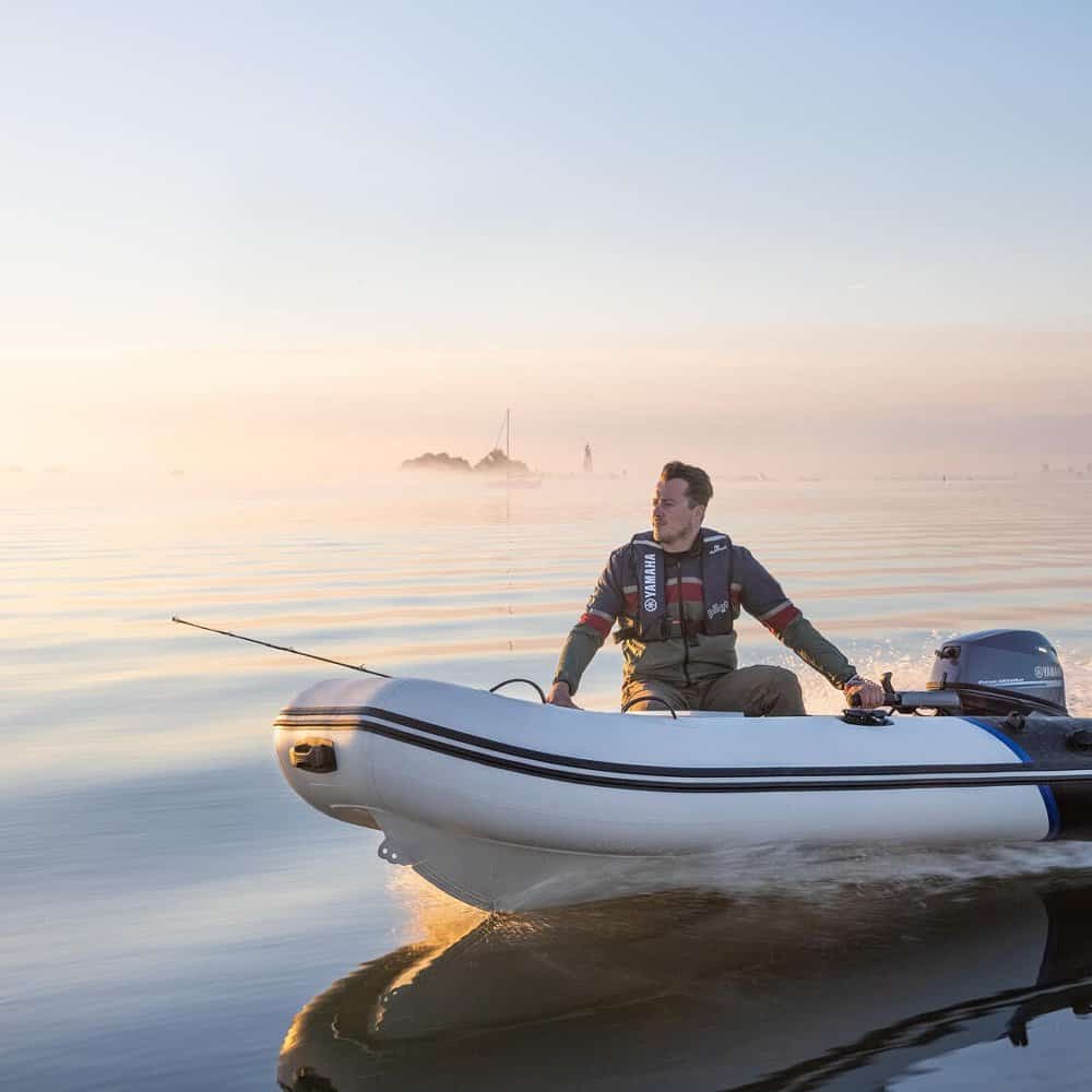 Geniet met de YAM 310 TAf van de stabiliteit en het comfort van de aluminium romp.