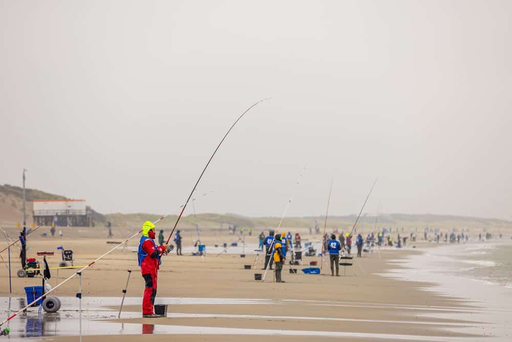 Tijdens het WK Kustvissen voor Junioren wordt met de hengel vanaf het strand gevist. De gevangen zeevissen worden opgemeten, geregistreerd en direct weer teruggezet.