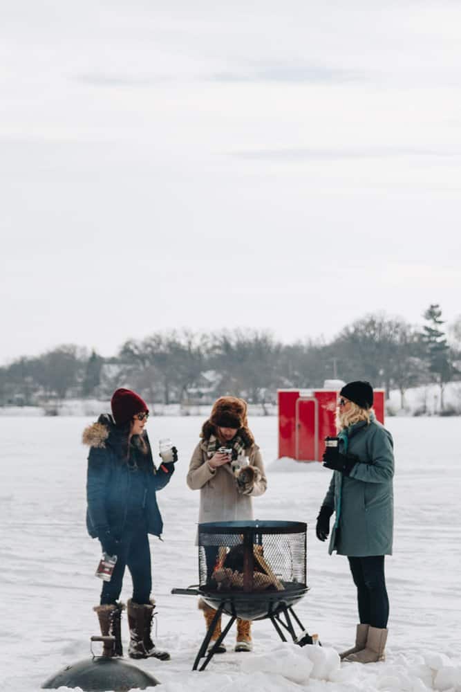 De festivals hebben een feestelijke en warme sfeer, te midden van de ijzige omgeving, die een waar inkijkje geeft in de cultuur van Minnesota.