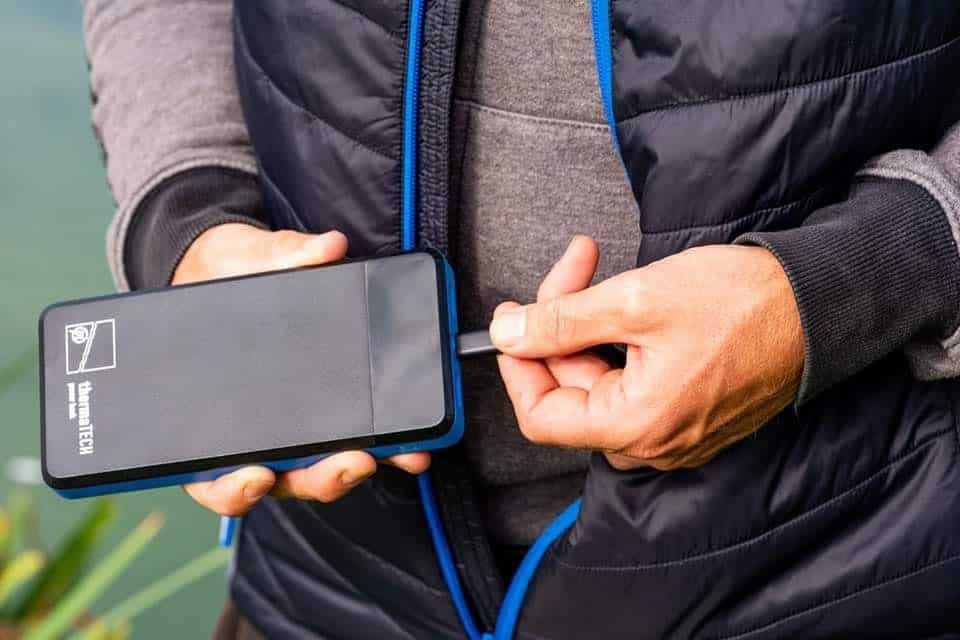 Het Thermatech Softshell Jacket is compatibel met een USB-C-connector en voor maximale prestaties wordt een vermogen van 40W aanbevolen.