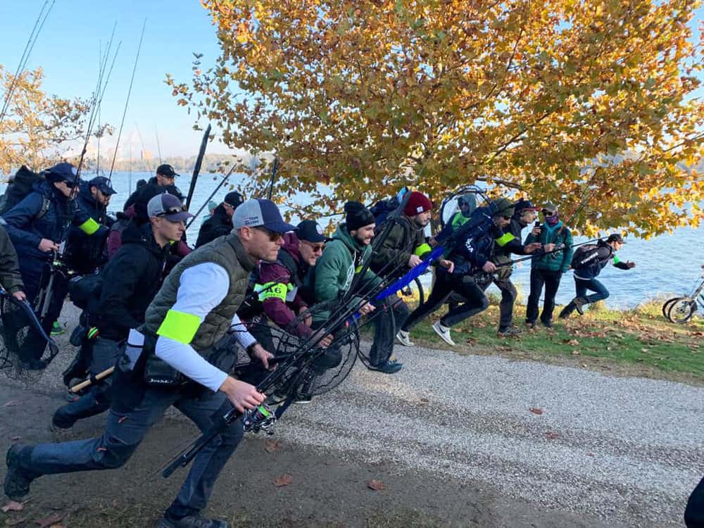 WK Streetfishing na startsignaal rennen voor de beste stek.