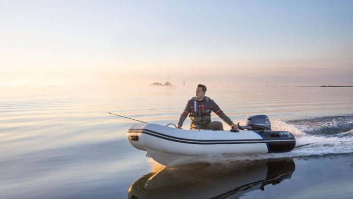 Geniet met deze boot met drie luchtkamers van de stabiliteit en het comfort van de aluminium romp.